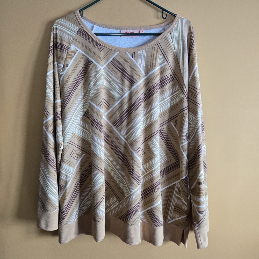 Evri Geometric Patterned Top PTP=23.5"
